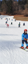 Eine Gruppe von Menschen, die auf dem Schnee Ski fahren