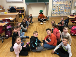 eine Gruppe von Kindern, die in einem Klassenzimmer sitzen